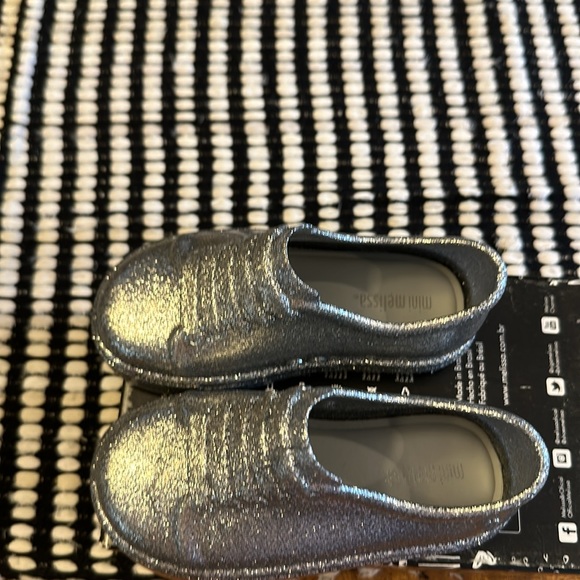 MINI MELISSA girls MINI BE SILVER GLITTER SNEAKERS - Picture 10 of 16